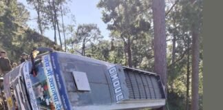कोटद्वार-पौड़ी हाईवे पर खाई में गिरी सवारियों से भरी बस accident-on-kotdwar-pauri-highway-gmou-bus-falls-into-gorge-near-bhadalikhal