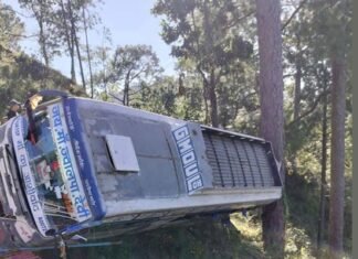कोटद्वार-पौड़ी हाईवे पर खाई में गिरी सवारियों से भरी बस accident-on-kotdwar-pauri-highway-gmou-bus-falls-into-gorge-near-bhadalikhal