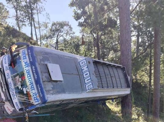 कोटद्वार-पौड़ी हाईवे पर खाई में गिरी सवारियों से भरी बस accident-on-kotdwar-pauri-highway-gmou-bus-falls-into-gorge-near-bhadalikhal