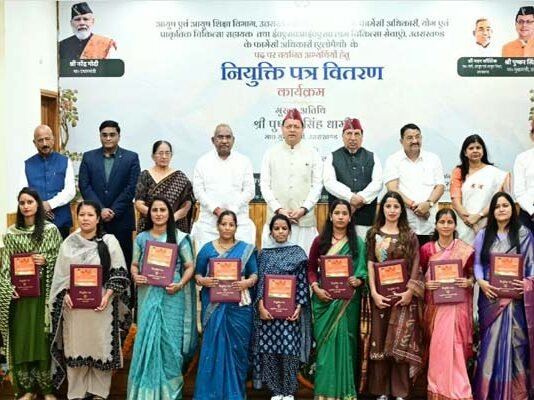मुख्यमंत्री ने आयुष एवं ईएसआई के 332 नव नियुक्त कार्मिकों को सौपे नियुक्ति पत्र chief-minister-handed-over-appointment-letters-to-332-newly-appointed-personnel-of-ayush-and-esi/