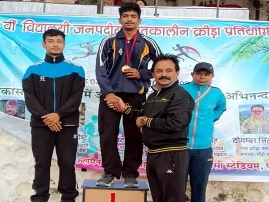 गढ़देवा: गुदड़ी के लाल ने फिर लहराया परचम, 800 मीटर दौड़ में 15 विकासखंडों के खिलाड़ियों को पछाड़कर बना चैंपियन